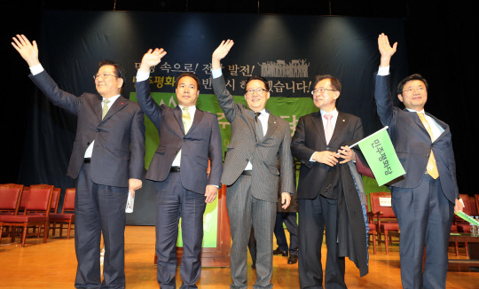 같은 날 오후 전남 여수시 여수시민회관에서 열린 민주평화당 전남도당 창당대회에 참석한 의원들이 손을 흔들며 인사하고 있다. 왼쪽부터 박준영·이용주·박지원·윤영일·정인화 의원. 연합뉴스